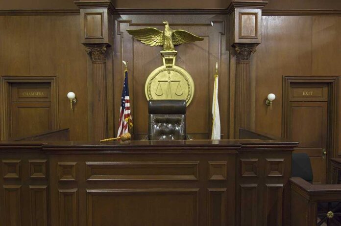 Empty,Courtroom,With,Chair,Of,Judge,And,Flags