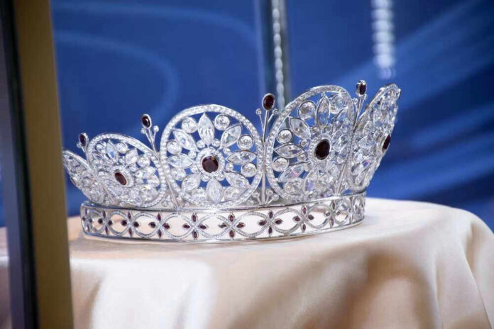 shutterstock_2250889829 Silver and gemstone crown on display.