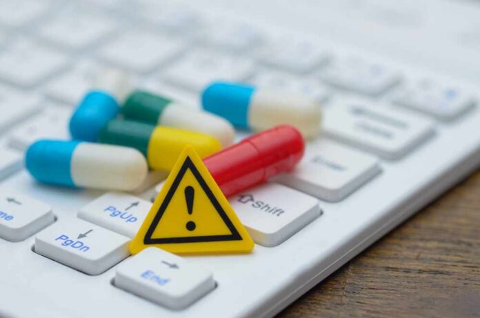 An,Exclamation,Mark,Sign,And,A,Pile,Of,Pills,On Pills and warning sign on a computer keyboard