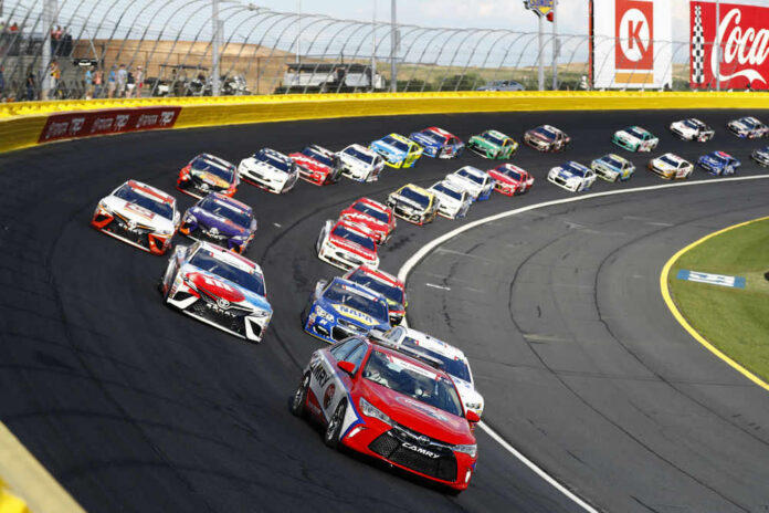 shutterstock_651212332 Race cars on a track in formation driving fast